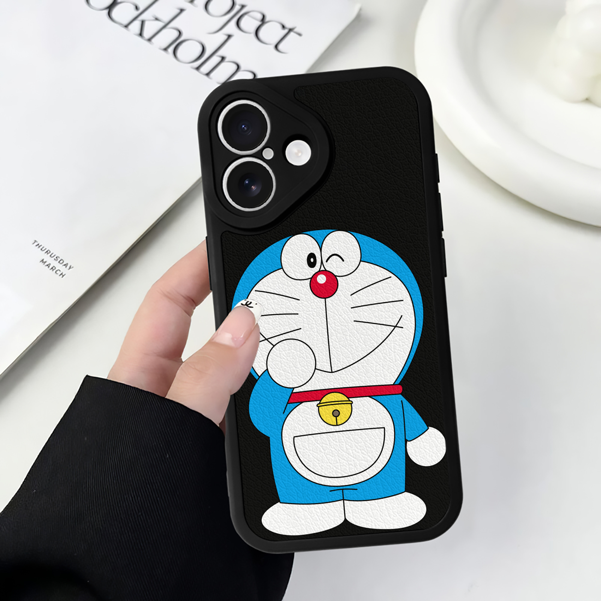（画像用） ドラえもん Doraemon 【iPhone 16シリーズ対応】シリコンスマホケース（レザー調） 材質：シリコン